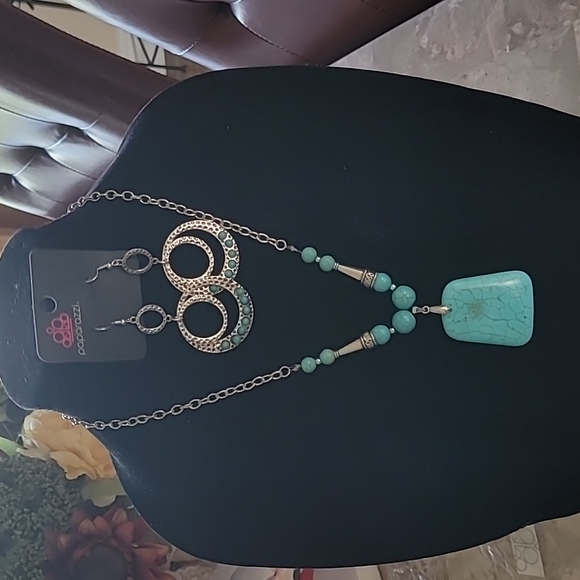 paparazzi Jewelry - 4 pieces jewelry set Necklace, 2 pairs of Earrings, bracelet